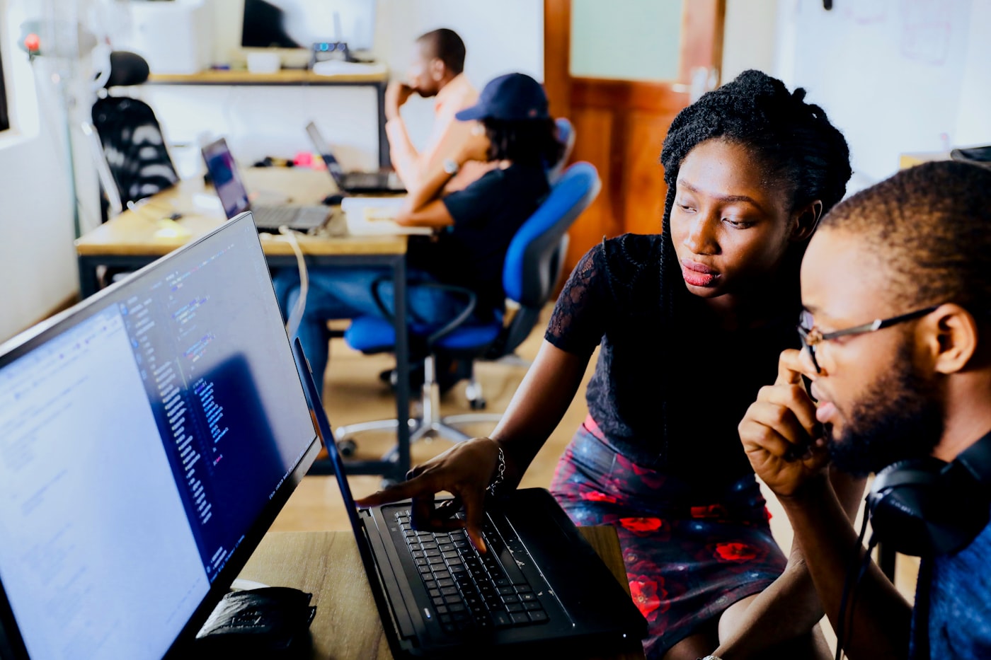 Digitalisation et RH — équipe au travail sur le numérique